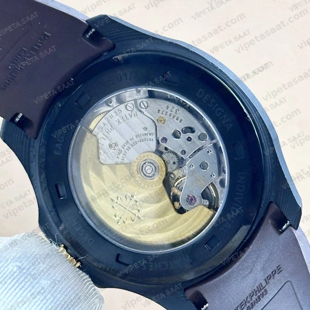 Patek Philippe Aquanaut 5167 41 mm Krem Kadran Arap Rakamlı Rose Gold Siyah Bezel Kahverengi Kauçuk Super Clone ETA Saat Detay Görsel 4