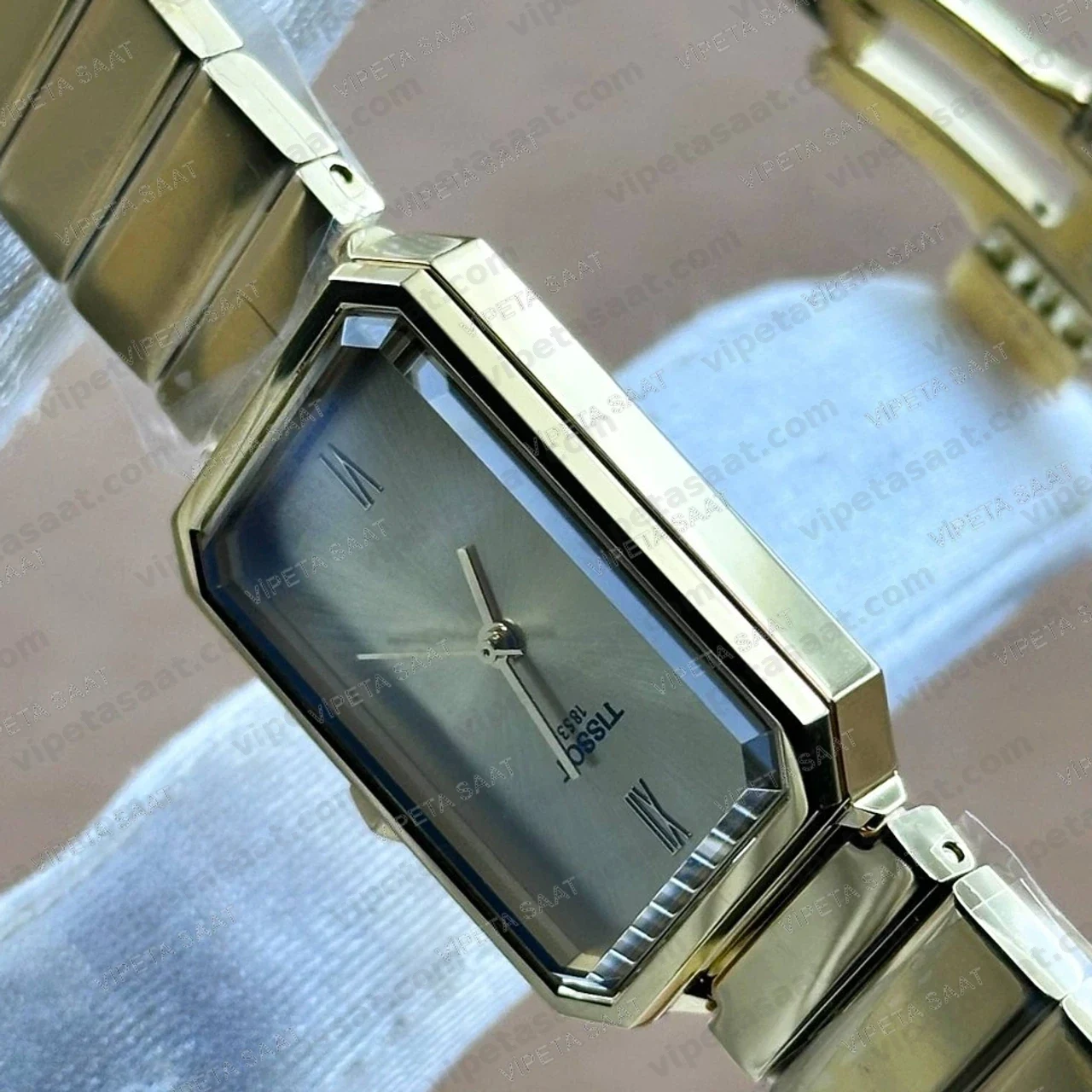 Tissot SRV Dikdörtgen T160.110.33.023.00 Şampanya Altın Kadran Sarı Altın Bilezik Bayan Super Clone ETA Saat Detay Görsel 3
