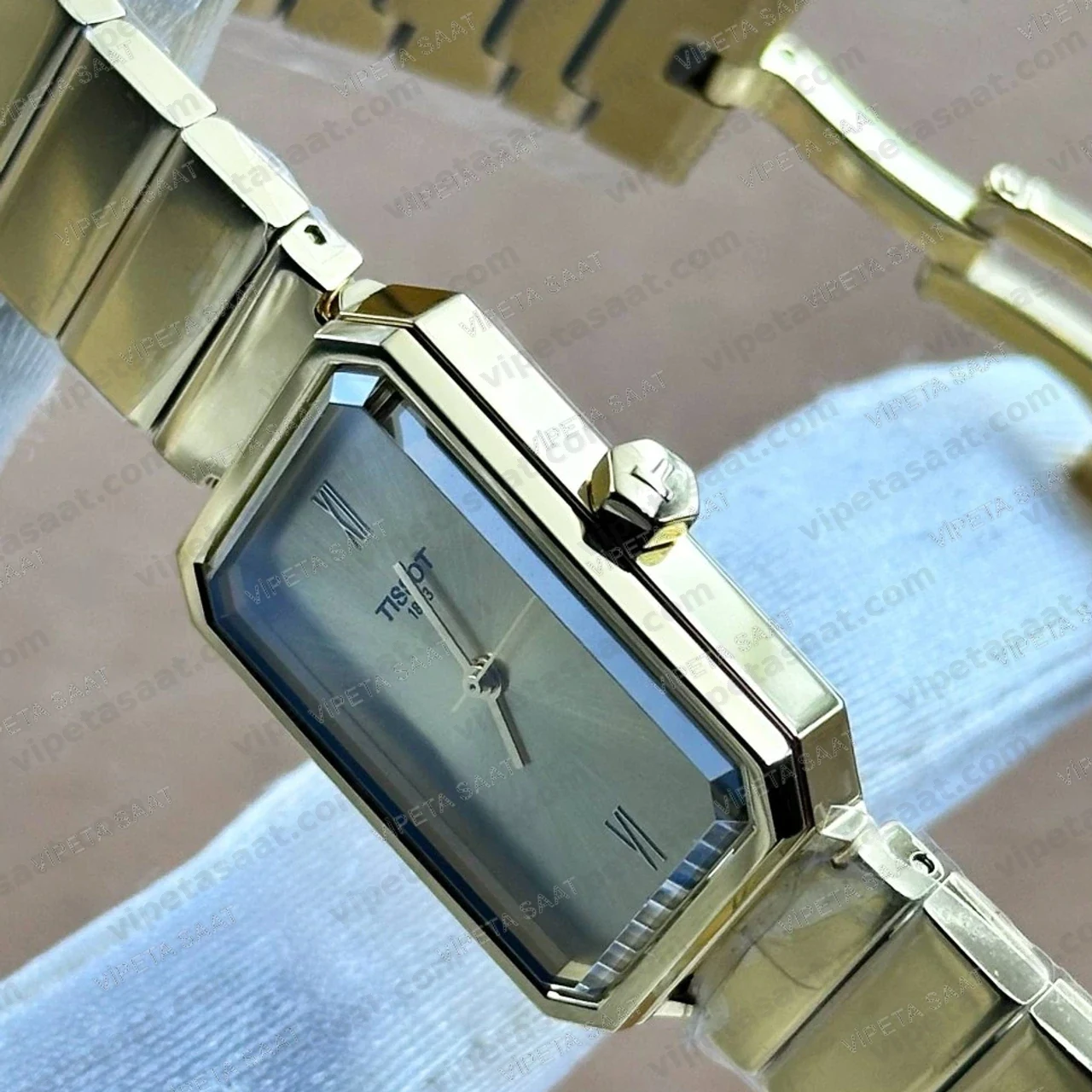 Tissot SRV Dikdörtgen T160.110.33.023.00 Şampanya Altın Kadran Sarı Altın Bilezik Bayan Super Clone ETA Saat Detay Görsel 2