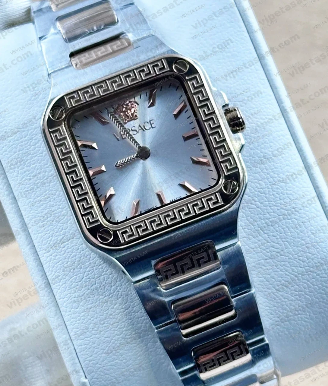 Versace Greca Kare Kasa Gümüş Beyaz Kadran Two Tone Rose Gold Çelik Bilezik Bayan Super Clone ETA Saat Detay Görsel 1