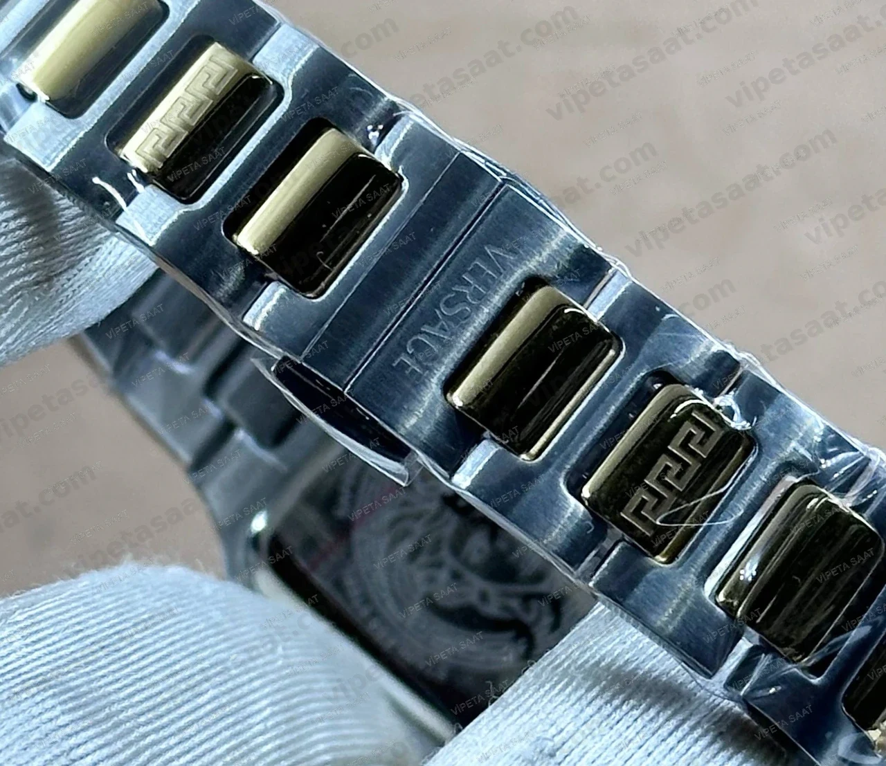 Versace Greca Kare Kasa Gümüş Beyaz Kadran Two Tone Sarı Altın Çelik Bilezik Bayan Super Clone ETA Saat - Görsel 7