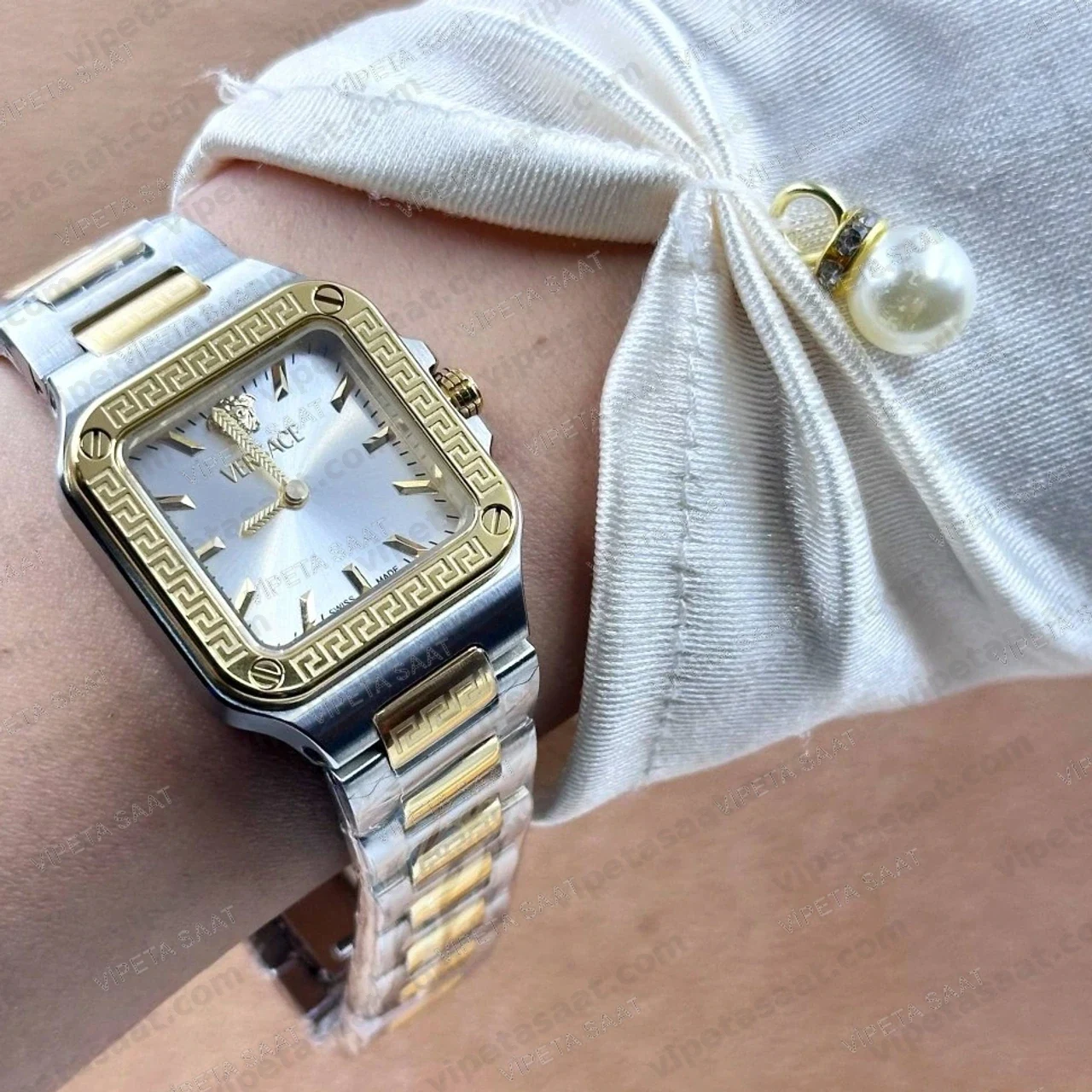Versace Greca Kare Kasa Gümüş Beyaz Kadran Two Tone Sarı Altın Çelik Bilezik Bayan Super Clone ETA Saat - Görsel 8